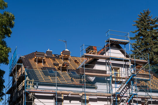 Ein Haus ist einger&uuml;stet um das Dach neu zu decken