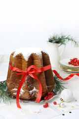 Cibo italiano.Tradizionale italiano Pandoro di Natale torta isolata su sfondo bianco. Natale e...