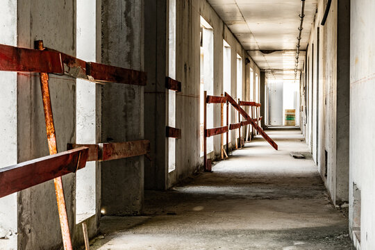 Perspective d'un couloir dans immeuble en construction