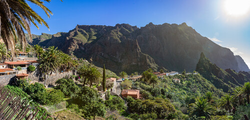 Aktiv auf Teneriffa, Kanarische Inseln: Die Masca-Schlucht im Nordwesten - Panormablick auf den schönen Ort Masca von oben © Frank Lambert