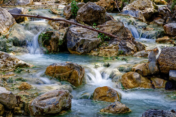 Fototapeta na wymiar Blauer Fluss mit Felsen in der Toskana