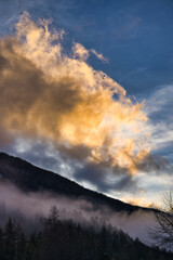 Wolke im Abendlicht und Nebel auf dem Berg