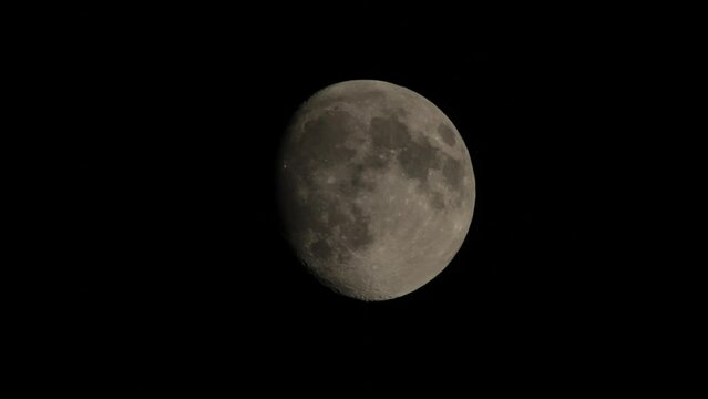 Lua cheia durante a noite em c&eacute;u com algumas n&uacute;vens 