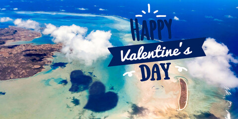 Élégante carte de Saint Valentin, vue du ciel d'un lagon turquoise et plage avec coeurs bleu...