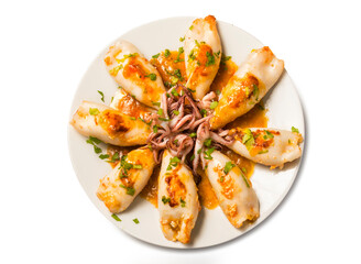 Calamares rellenos sobre fondo blanco