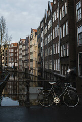 Fototapeta na wymiar Canal en Ámsterdam