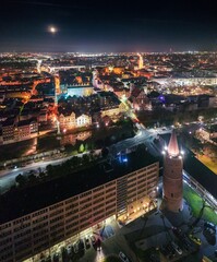 pionowy widok z góry na Wieżę Piastowską w Opolu i Stare Miasto z ratuszem © Henryk Niestrój