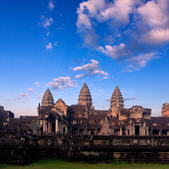 Obraz premium Sunrise at Angkor Wat, part of Khmer temple complex, popular among tourists ancient landmark and place of worship in Southeast Asia. Siem Reap, Cambodia.