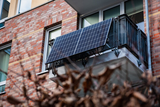 Balkonkraftwerk, Solarpanel an einem Mehrfamilienhaus in Düsseldorf