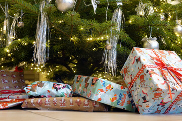 Geschenke unter dem Weihnachtsbaum - Symbolbild - 559561329