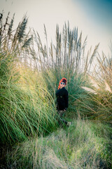 Femme dans les herbes de la Pampa en Occitanie