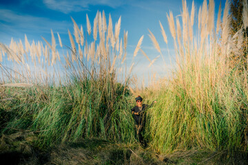 Femme dans les herbes de la Pampa en Occitanie