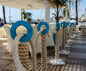 weiße Korbstühle im Restaurant, Puerto Calero, Lanzarote, Kanaran, Spanien