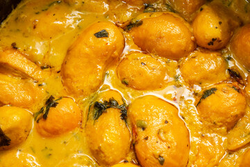 Detalhe de pequi de molho, com temperos, em uma panela, pronto para o consumo.