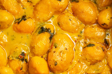 Detalhe de pequi de molho, com temperos, em uma panela, pronto para o consumo.