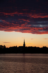 Naklejka premium Sunset over the river with pink clouds