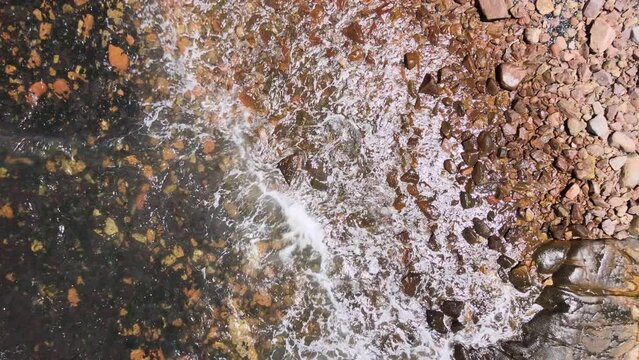 Playa con rocas grabado con dron 