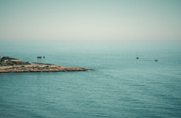 Punta de tierra que entra en el mar mediterraneo
