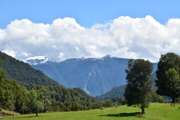Fototapeta na wymiar Montaña majestuosa en el sur de Chile