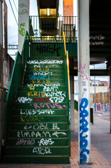 Escalera con graffitis de colores