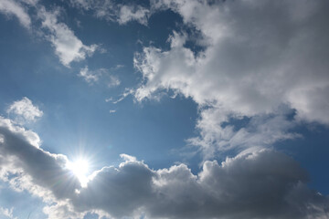 Fototapeta premium 雲の切れ目から太陽が光をさし、光芒が地に降りる。