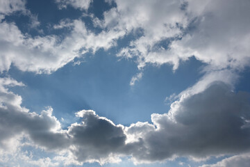 Obraz premium 雲の切れ目から太陽が光をさし、光芒が地に降りる。