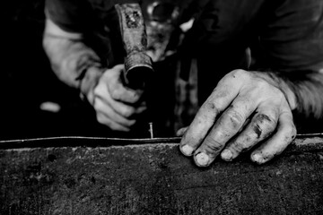 Manos construyendo