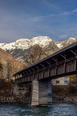 eine Br&uuml;cke &uuml;ber einem Fluss in Italien