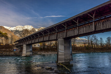 Fototapeta na wymiar eine Brücke über einem Fluss in Italien