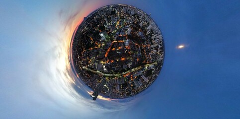 Foto tirada às 4:30 da manhã, vendo o nascer do sol e a  lua cheia se pondo.  © lucyaneMarques