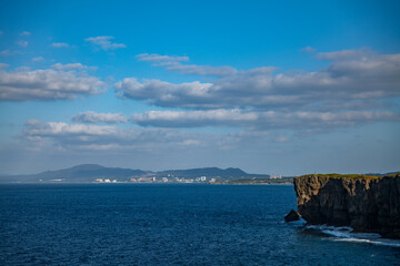 Fototapeta na wymiar 沖縄・読谷村残波岬から見える海と断崖絶壁