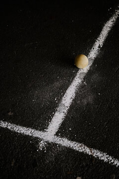 Tennisball auf einem Tennisfeld