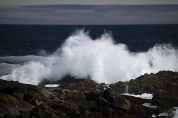 Fototapeta na wymiar Ocean waves crashing against a rocky shore