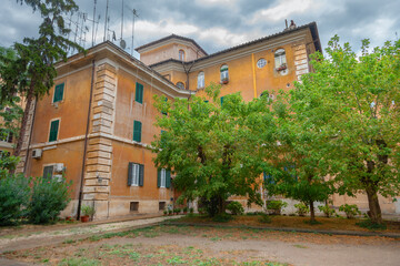 Fototapeta na wymiar Old courtyard in Rome
