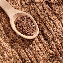 Linum usitatissimum - Whole and crushed flax seeds