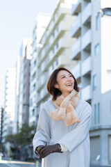 Fototapeta premium コートを着た笑顔の女性 旅行