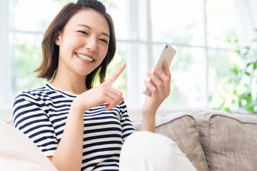 スマホを見る女性　笑顔