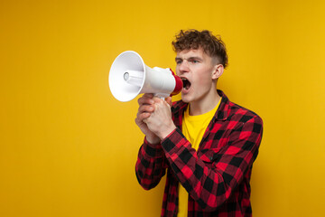 curly guy shouts into a megaphone on a yellow background, a student announces information