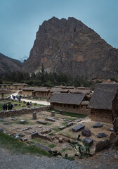 Ollantaytambo una bellísima construcción inca, entre un lindo pueblo y montañas enormes.