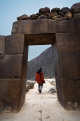 Puerta inca en zona arqueológica Ollantaytambo en Perú  