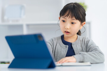 タブレットを見て驚く女の子　オンライン授業