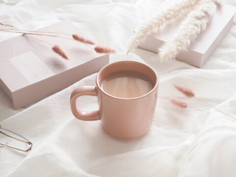 白とピンクベージュを基調とした淡い色合いの冬のティータイムイメージ