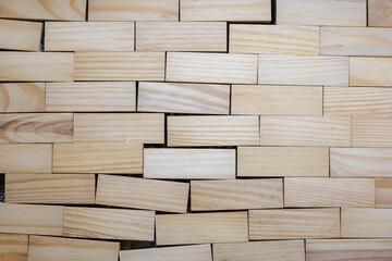 Muro hecho de bloques de madera agrietado