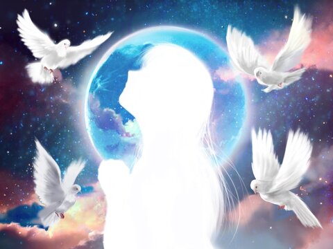美しい星々と青い満月が輝く夜空を見上げて祈りを捧げる若い女性のシルエットとその周りを飛ぶ白い鳩達の神秘的なイラスト