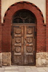 Fototapeta na wymiar Entrance of house with beautiful arched wooden door