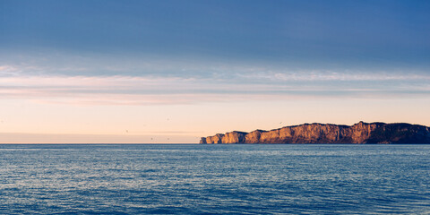 Obraz premium Sunrise over the coastline of Gaspé
