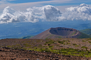 新緑・残雪期の一切経山 吾妻小富士