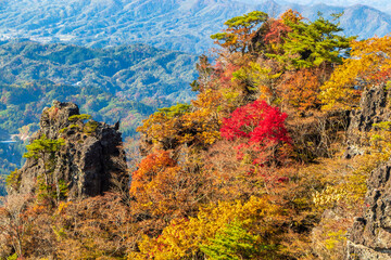 紅葉の霊山＜福島県＞奇岩群