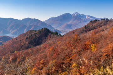 Naklejka premium 紅葉の裏磐梯・磐梯山
