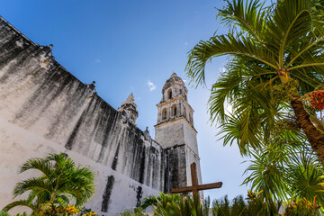 Obraz premium Beautiful garden of the Cathedral San Francisco de Campeche. 